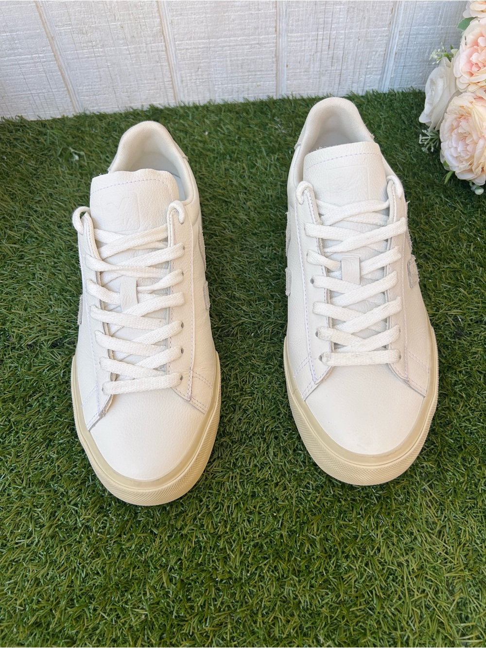 VEJA White Leather low top sneakers White leather light grey suede logo  size 8 - Picture 11 of 16
